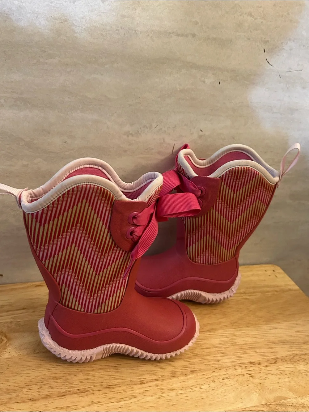 Muck Boot Kid's Halo Prints Boot in the Pink Ballerina Chevron style.